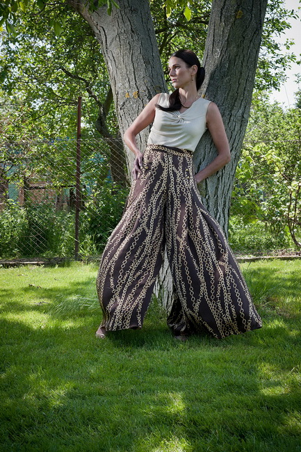 Retro nohavice | Retro pants<br>design: ZURABA | model: Silvia Szőkeová | photo: Peter Čintalan | make-up & styling: Veronika Lokajíčková IVVE