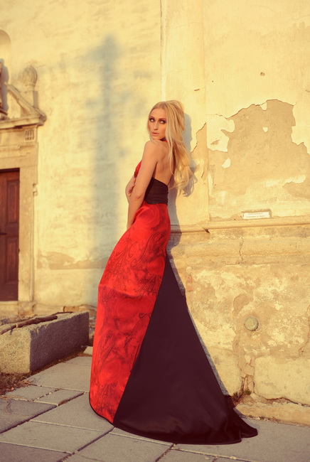 Červené šaty | Red dress<br>design: ZURABA | model: Denisa Mlyneková | photo: Kiush Dot | styling: Veronika Lokajíčková IVVE | make-up: Denisa Mlyneková